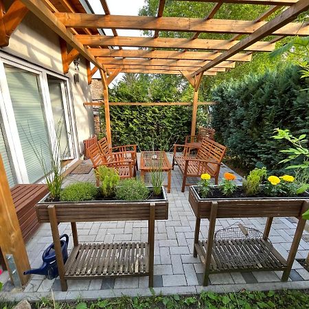 Ferienwohnung Im Stadtzentrum Von Bernau - Komfortable Wohnung Mit 2 Zimmern, Bad, Spuelmaschine, Waschmaschine, Komplette Kueche, Wlan, Terrasse, Ruhige Lage Bernau bei Berlin Eksteriør bilde